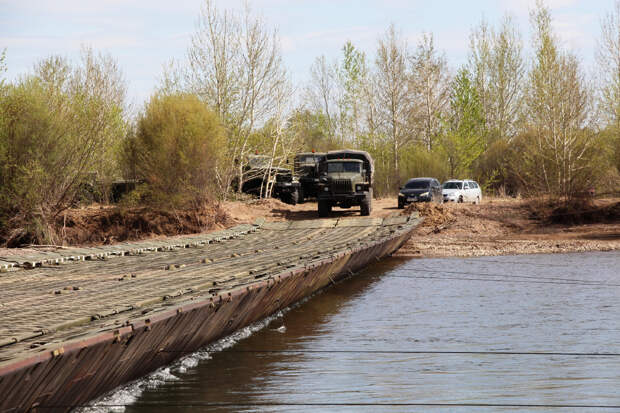 По понтонному мосту военнослужащие ВВО переправили через реку Джида свыше 300 единиц автомобильной техники
