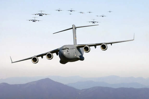 Транспортники C-17A ВВС США сегодня весь день летят на  Ближний Восток