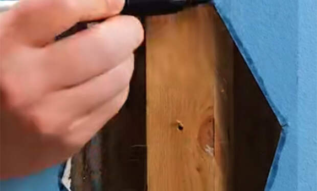 Как легко и просто заделать дыру в гипсокартоне, не заменяя весь лист