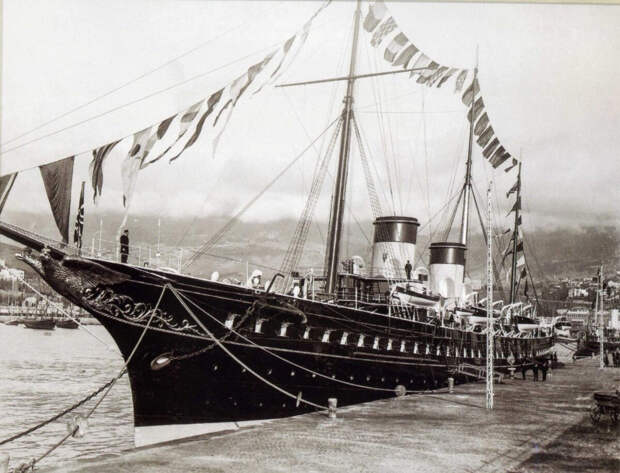 Императорская яхта "Штандарт" на пирсе порта Ялта. 25 ноября 1902 г.