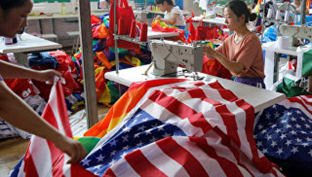 Производство американских флагов на фабрике в Китае. 24 июля 2018