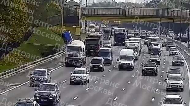 Появилось видео ДТП на внутренней стороне МКАД