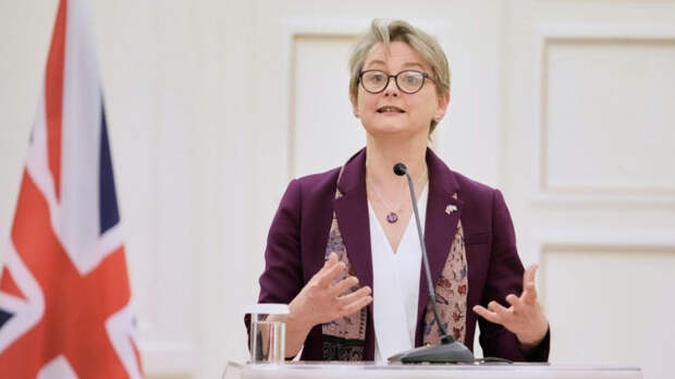 Глава МИД Британии Иветт Купер срочно вышла с заявлением