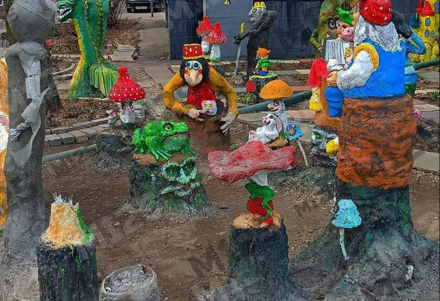 Жителей московского дома напугали скульптурами Бабы-Яги и Кощея во дворе