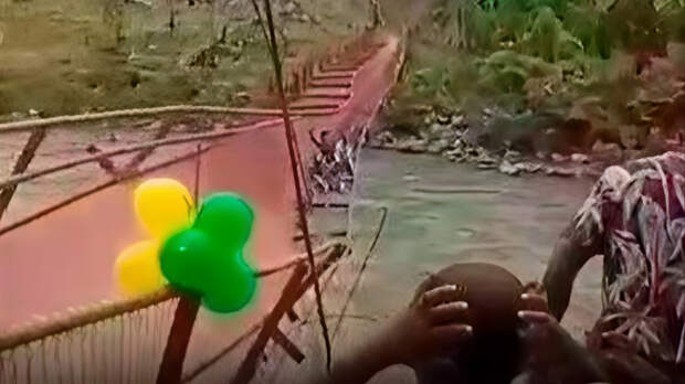 Новый мост вместе с мэром города обрушился во время церемонии открытия