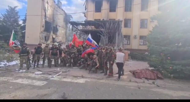 Ахмат – сила, казаки – сила, вместе – сила. Любо! Казаки и добровольцы Чечни водрузили флаг в Лисичанске