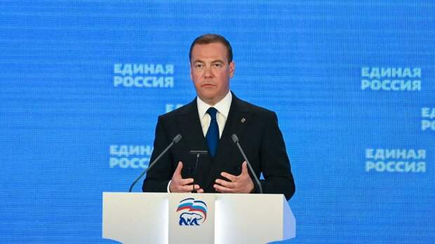 Медведев заявил об увеличении иностранного военного присутствия у границ России