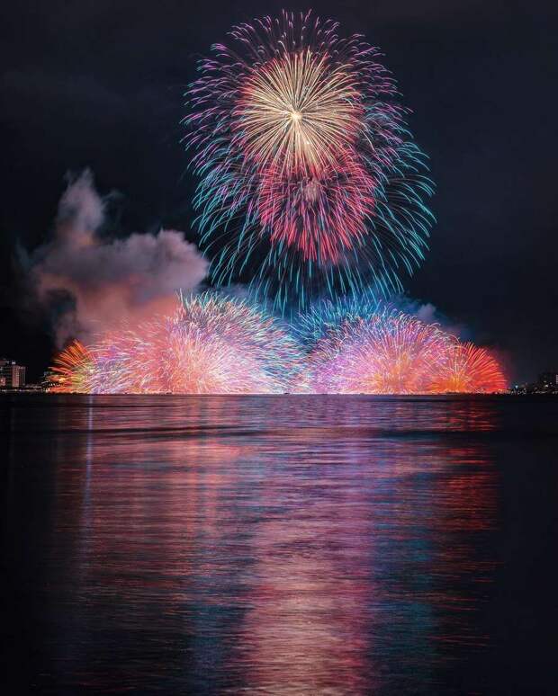 The Japanese Photographer Keisuke Captures The Beauty Of Fireworks In Japan
