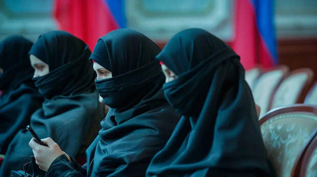 «Вы станете рабыней»: Антоновский забил тревогу и предупредил русских о «восточной сказке»