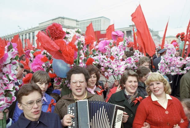 «Восемь часов на работу, восемь на сон, восемь на то, что хочу!» Как в СССР из кровавых протестов сделали праздник с парадами