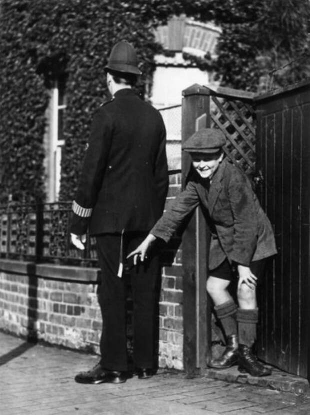 Мальчик пытается подшутить над лондонским полицейским, начало ХХ в. | Фото: izismile.com.