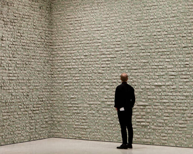 Художник из Дюссельдорфа Ханс-Петер Фельдман расклеил $100 000 на стенах музея Гуггенхейма.