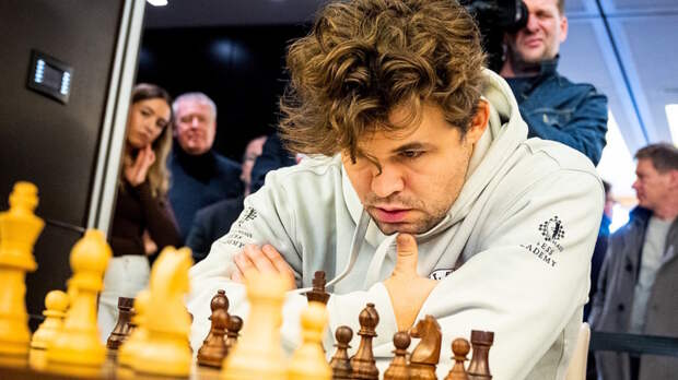 Магнус Карлсен проиграл молодому гроссмейстеру и вышел из себя, ударив кулаком по столу