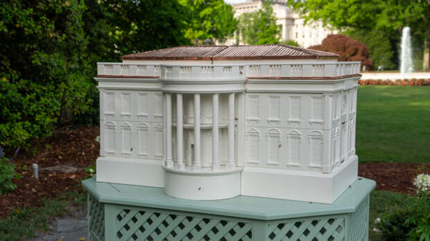 Мелания Трамп установила улей в виде Белого дома на территории резиденции