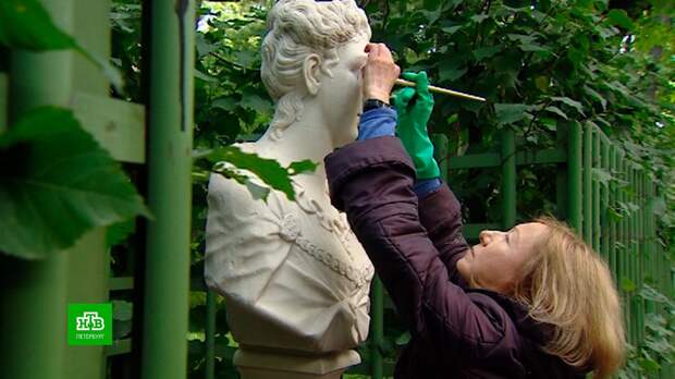 В Летнем саду избавляют от пририсованных глаз скульптуру Петронии