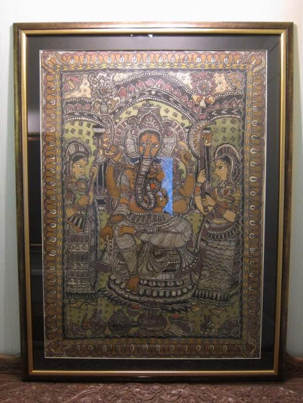 Индуистский бог Ганеша с дамами и вечным спутником мышью.