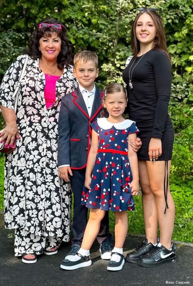 Сергей Лазарев запечатлелся с мамой – именинницей в одинаковых розовых майках