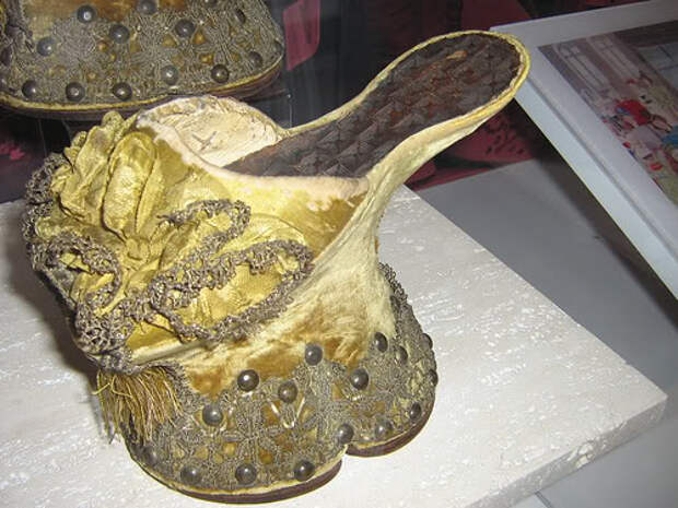 Фотография: Жутко неудобная обувь средневековых женщин №5 - BigPicture.ru