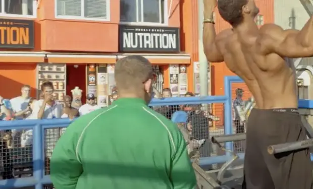 Чемпион притворился толстяком и вышел на пляж учить бодибилдеров