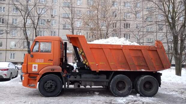 За сутки из Войковского вывезли более 800 кубометров снега