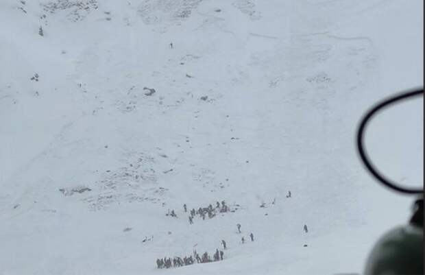 В Италии два человека погибли, пятеро пострадали при сходе лавины в горах