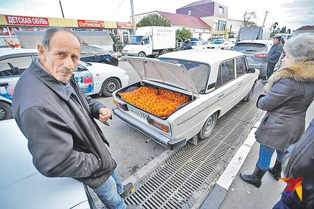 Распространенный способ заработка в Абхазии - продажа мандаринов. А что? Растут всюду - только срывай