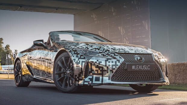 Lexus lc,Lexus lc convertible. Отличий от шоу-кара мало, и они едва заметны. Например, воздуховоды в «слезах» под фарами закрыты решётками, корпуса боковых зеркал выполнены изящнее, «утиный хвостик» на корме ярче выражен.