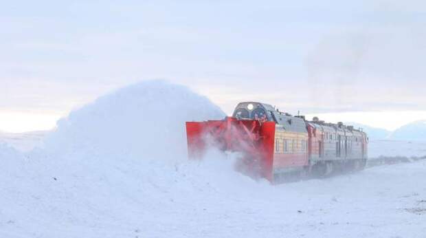 Тысячи железнодорожников задействованы в уборке снега с путей