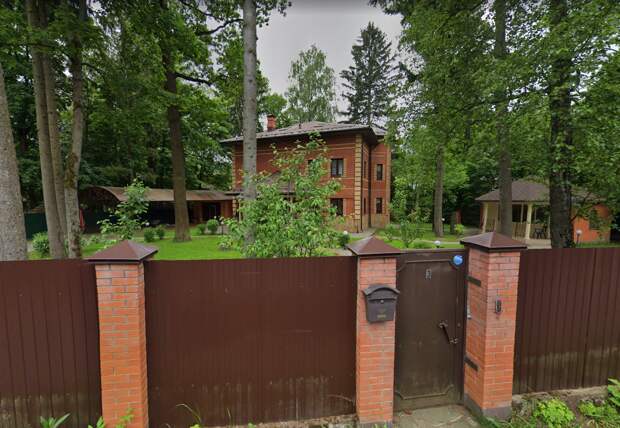 Так сейчас выглядит перестроенный дом в посёлке Минвнешторга, ранее принадлежавший матери пародиста. Фото © Google Maps