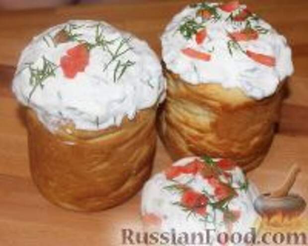 Фото к рецепту: Кулич с начинкой из курицы и овощей