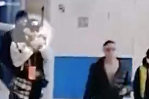 Киркоров закурил в аэропорту и спровоцировал скандал: «как в тумане» не убедило публику