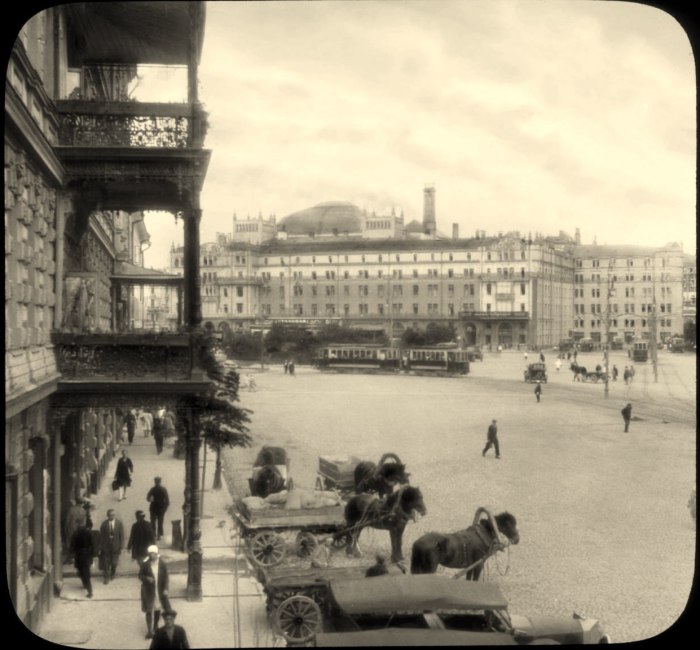 Повозки возле отеля Метрополь. СССР, Москва, 1931 год.