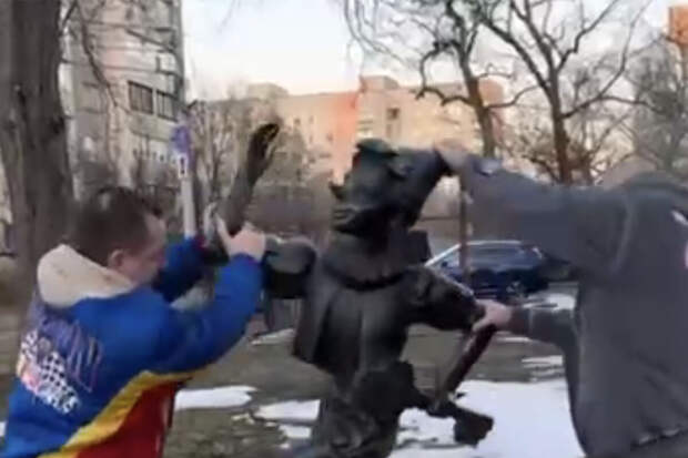 В Кривом Роге двое мужчин сломали памятник Буратино