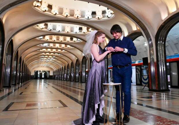 В московском метро порвали три баяна, гуляя свадьбу. «Горько!» шёпотом: столичный метрополитен принимает и регистрирует молодожёнов в тихом режиме