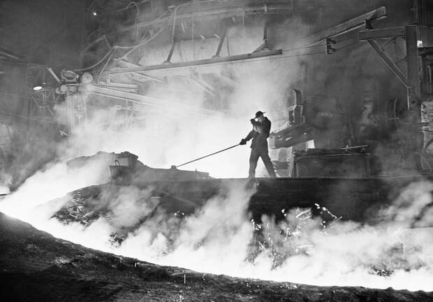Доменный цех металлургического завода "Азовсталь", 1958 год. Фото: Николай Ситников/ТАСС