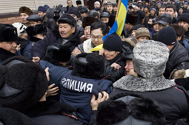 Акция протеста против намерения Китая взять в аренду землю для выращивания агрокультур, Алма-Ата, Казахстан, 30 января 2010 года. Фото: Shamil Zhumatov / Reuters