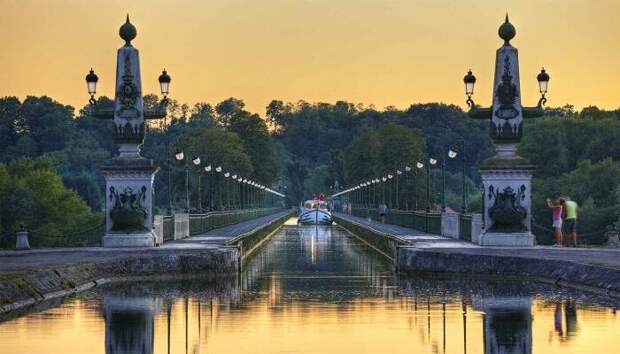 Бриарский акведук – красивое место для прогулок. /Фото: locaboat.com Бриарский акведук – красивое место для прогулок. /Фото: locaboat.com