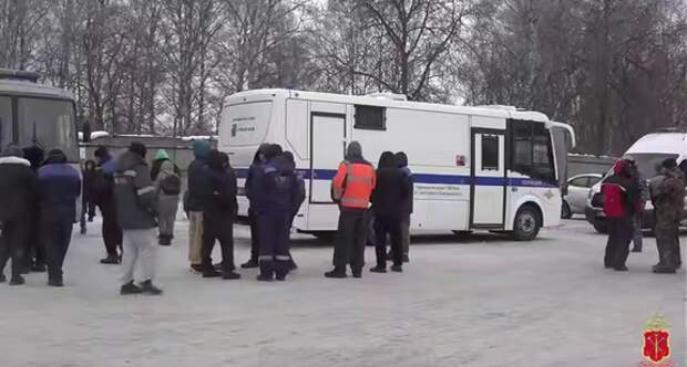 Полиция проверила 400 человек в ходе рейда в Калининском районе Петербурга