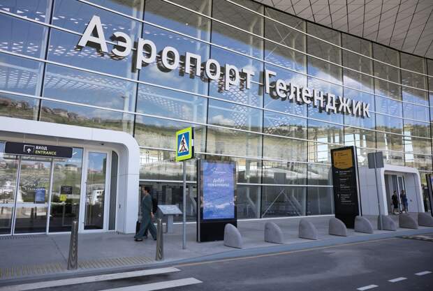 Еще два аэропорта на юге России приостановили работу