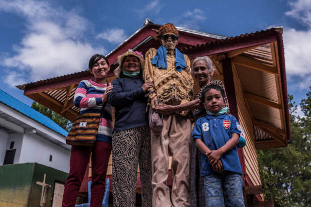 Вечная память: жители индонезийского племени десятилетиями хранят в домах тела усопших родственников