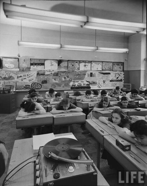Ученики слушают музыку в худ. классе, 1957 год история, люди, фото