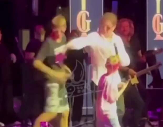 Григорий Лепс толкнул подростка со сцены: мать требует извинений