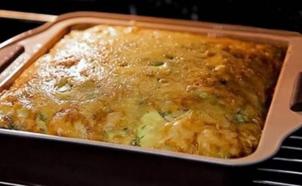 Запеканка из молодых кабачков с сыром и зеленью. Съедается моментально!