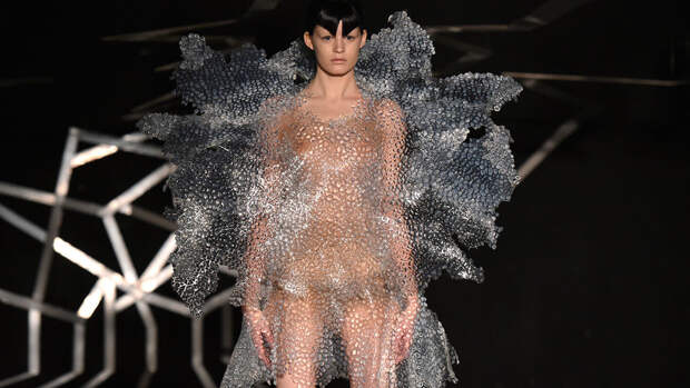 Показ коллекции Iris van Herpen в рамках Недели высокой моды в Париже, 2 июля 2017 года