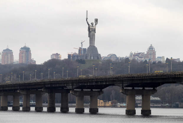 Зеленский выступил на Новый год на фоне подсвеченного в цвета флага США монумента