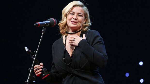 Постройневшая Ирина Пегова в монохромном образе отметилась на прогулке с мамой