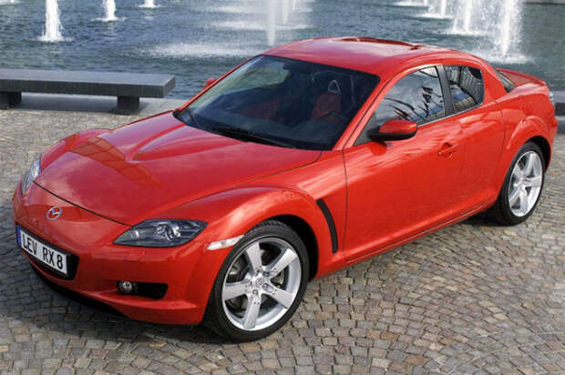 Mazda RX-8 - живое свидетельство того, что в семье не без урода.