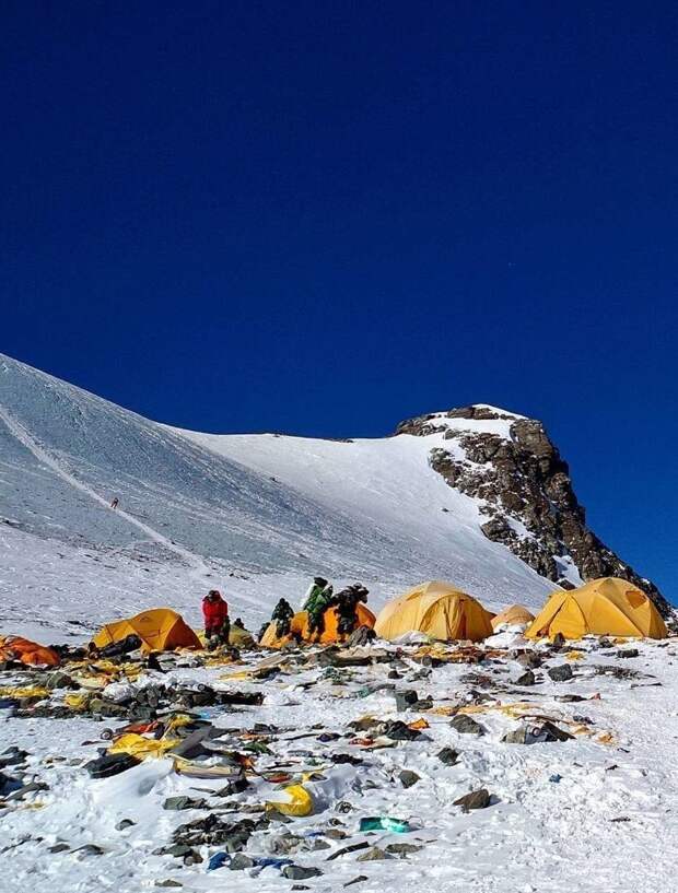 Анг Церинг, бывший президент "Ассоциации альпинистов Непала", видит решение проблемы в найме специальных рабочих альпинист, вершина, гималаи, загрязнение, мир, мусор, свалка, эверест