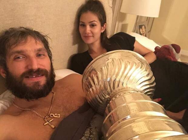 Голый и пьяный Овечкин нырнул в фонтан (ВИДЕО)