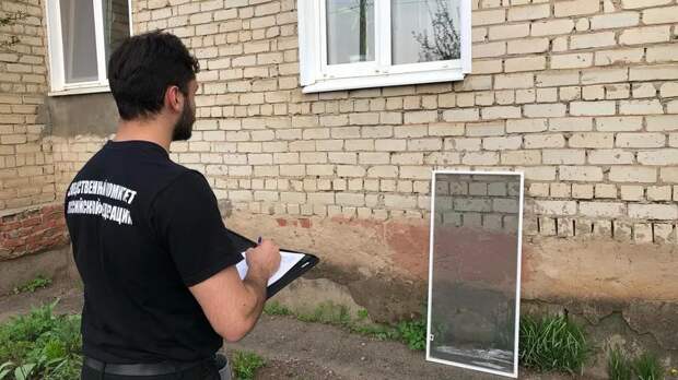 В Марксе двухлетний мальчик выпал из окна вместе с москитной сеткой